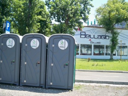 Merlă şi-a postat toaletele ecologice în faţa clubului Bellagio